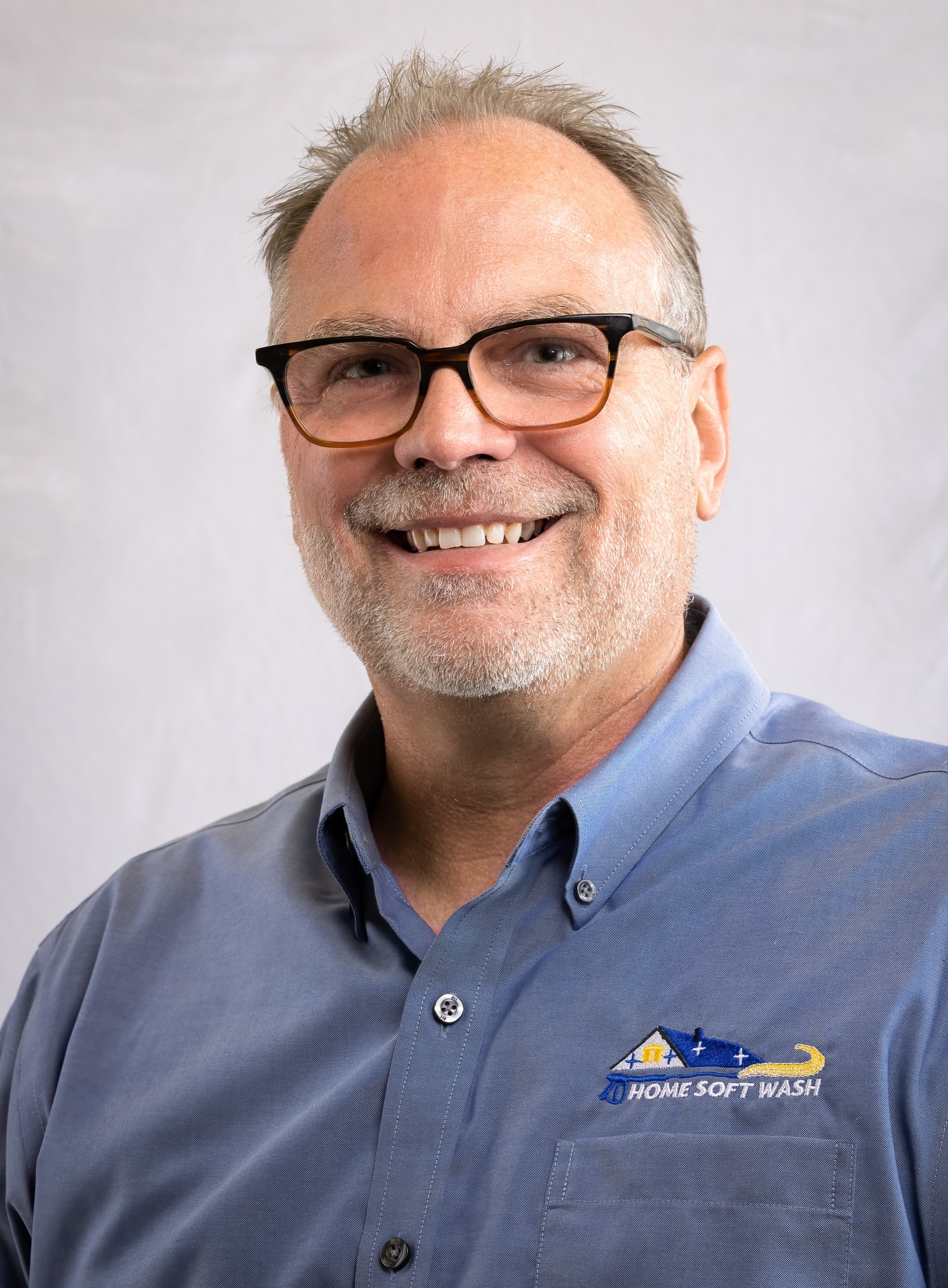 chris-eberly-homesoftwash-owner Old man with glasses with nice smile wearing shirt that says Home Soft Wash